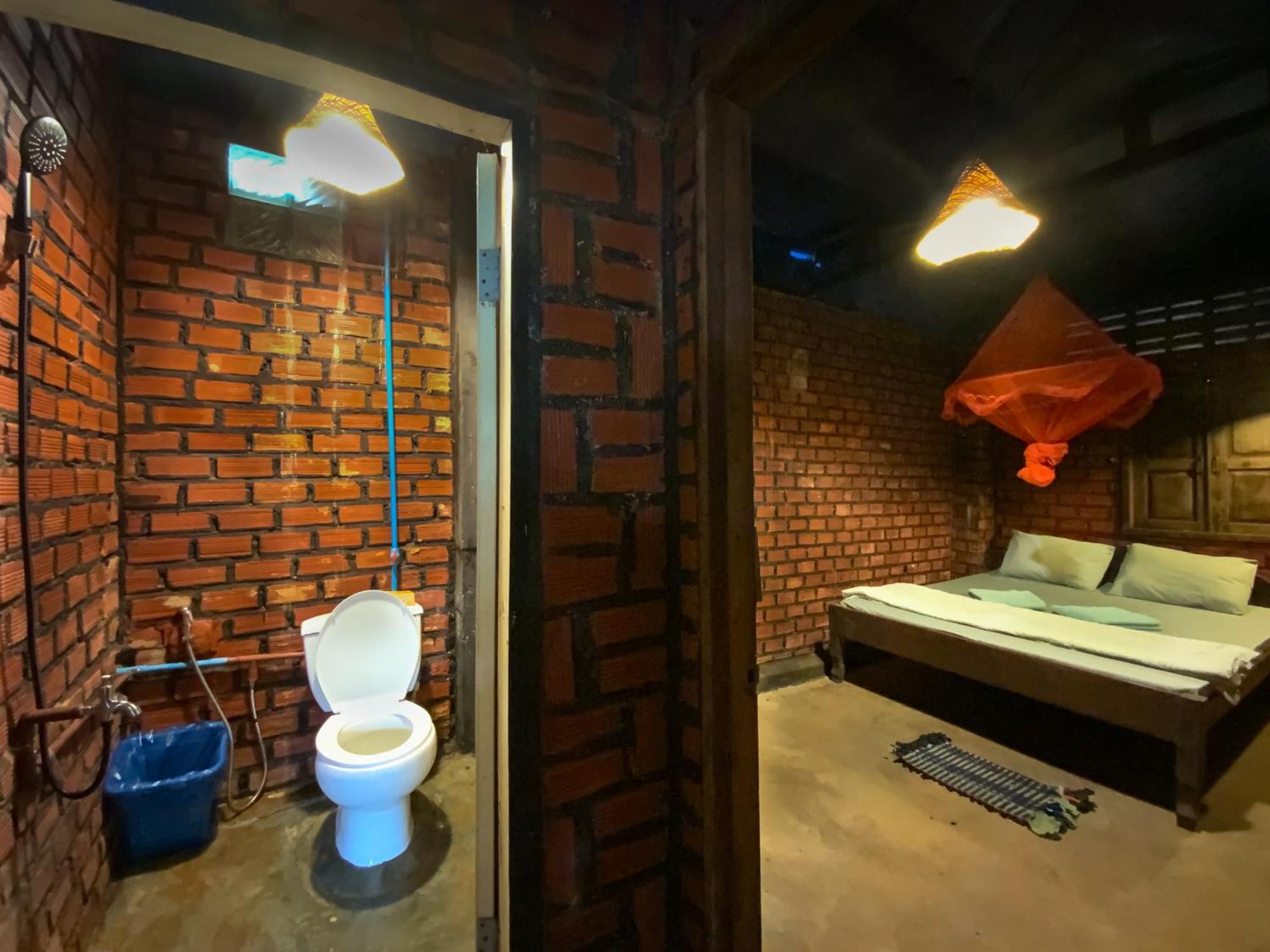 Backpacker Hostel And Jungle Trekking Banlung Exteriör bild