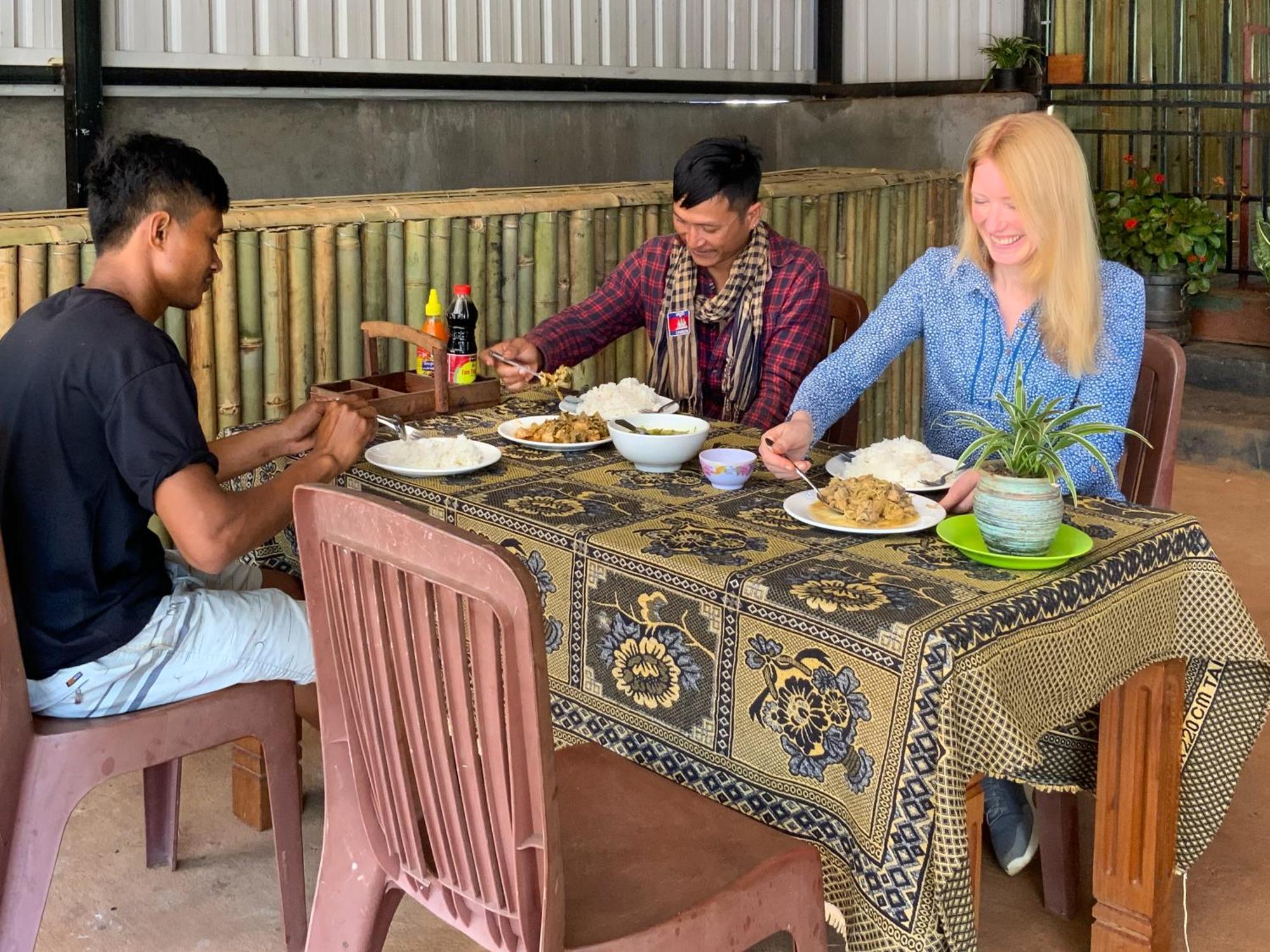 Backpacker Hostel And Jungle Trekking Banlung Exteriör bild