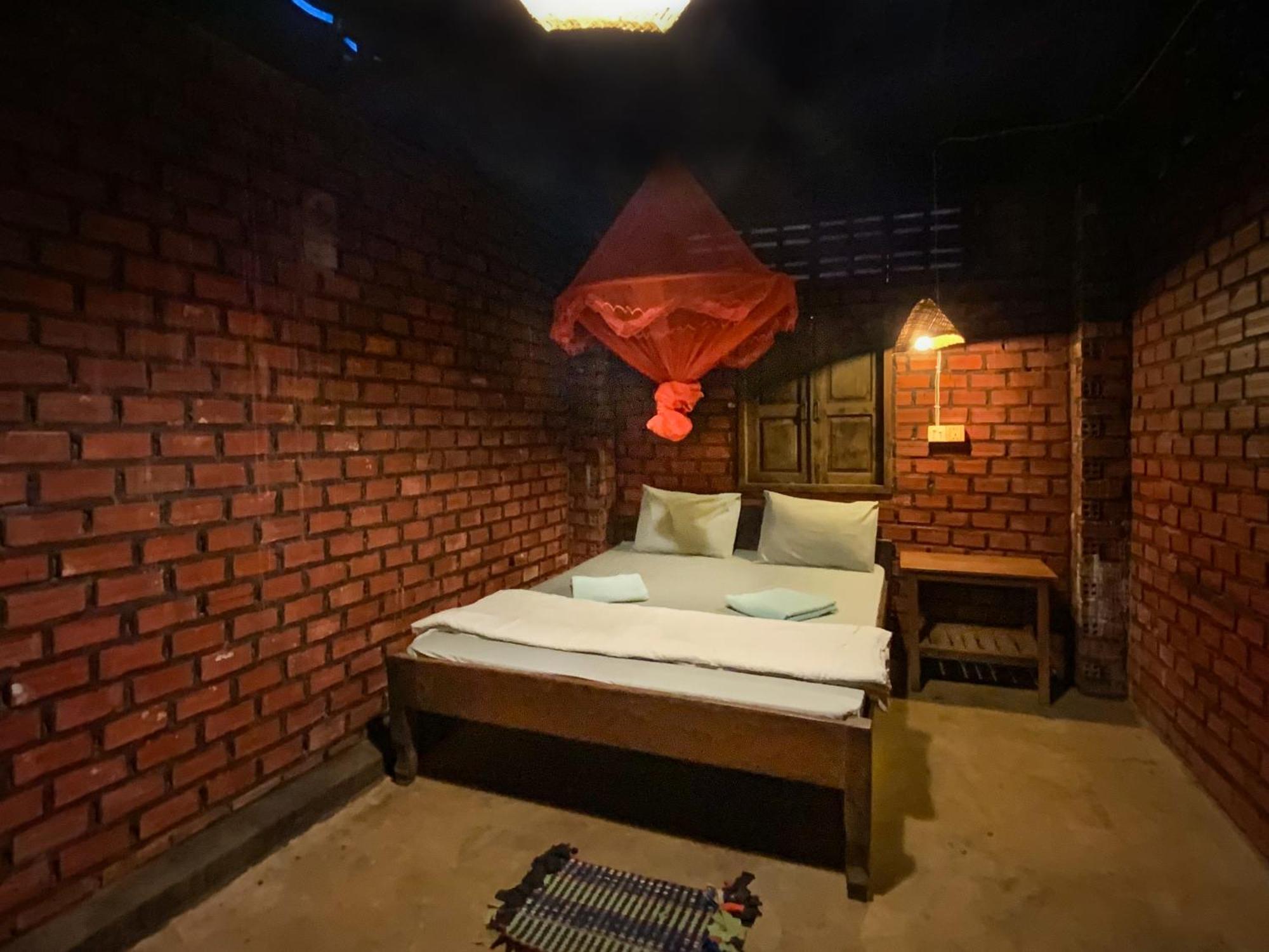 Backpacker Hostel And Jungle Trekking Banlung Exteriör bild